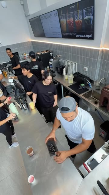 Barra Coffee Party de Café Negro en Classo, con baristas trabajando