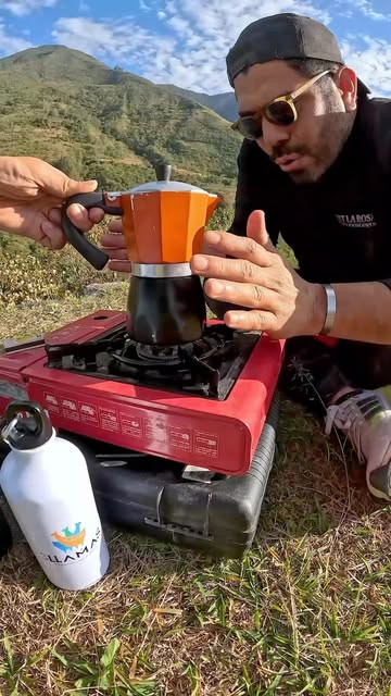 Rupert Larrabure preparando café en moka en el campo