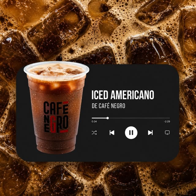Iced Americano de Café Negro en vaso con logo